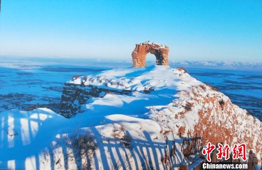 楊建民拍攝的冬日雪后白雪皚皚的長(zhǎng)城?！黔?攝