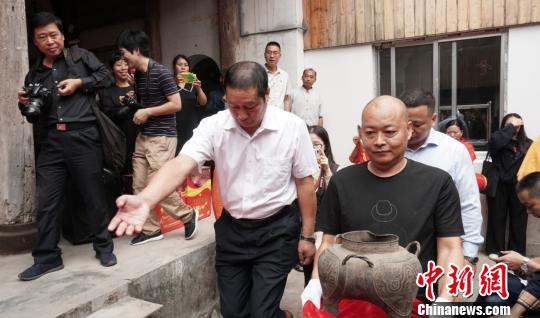 圖為：交接儀式。臨海市博物館供圖