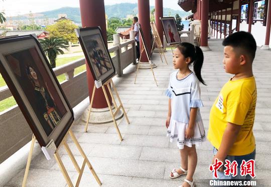 圖為市民參觀油畫作品展?！×珠派?攝