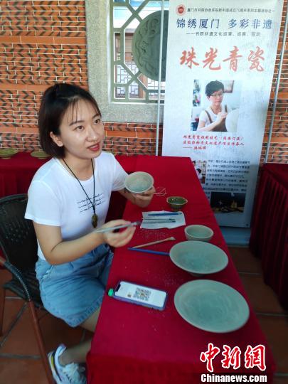 非遺項(xiàng)目傳承者陳嫣以“單刀刻”方式，現(xiàn)場(chǎng)加工號(hào)稱閩南瑰寶“珠光青瓷”濕坯?！罘?攝