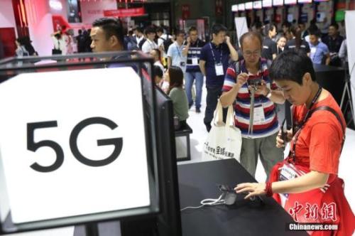 資料圖：觀眾體驗5G手機網(wǎng)速。 張亨偉 攝
