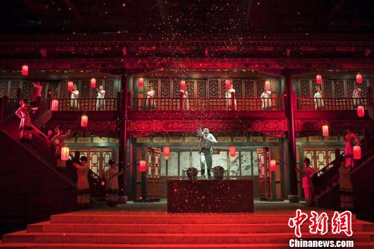 作為一臺高品質(zhì)的演藝劇目，《又見平遙》從一開始緊緊鎖定來平、來晉游客，構(gòu)建游客品牌接觸點(diǎn)，以創(chuàng)新的“全民營銷”模式，建立品牌與游客的渠道，短期內(nèi)便找到了適應(yīng)這一演藝項(xiàng)目的品牌發(fā)展之路?！队忠娖竭b》劇照 主辦方提供