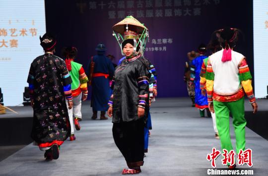 圖為云南喀卓蒙古族參賽隊T臺秀。　張瑋 攝