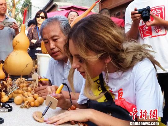 佳麗現(xiàn)場(chǎng)體驗(yàn)非遺?！涡铝?攝