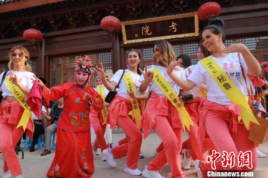世界旅游小姐參賽選手學(xué)習(xí)即墨柳腔。　周誼 攝