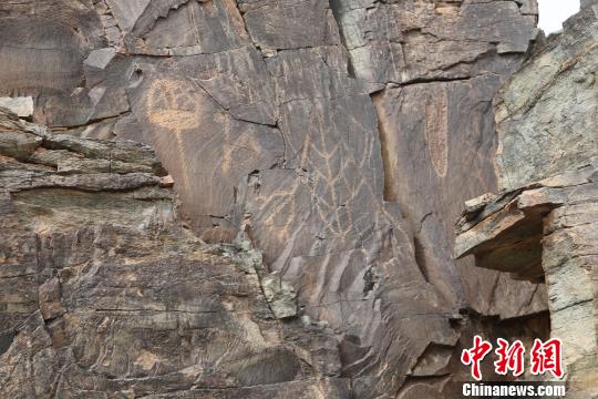 圖為考古人員發(fā)現(xiàn)的巖畫?！±顏喣?攝