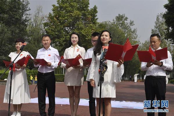 9月26日，在四川成都國際文化藝術(shù)中心，青聯(lián)委員、香港在川青年用普通話和粵語共同朗誦詩歌《青春中國》。 新華社記者 劉坤 攝