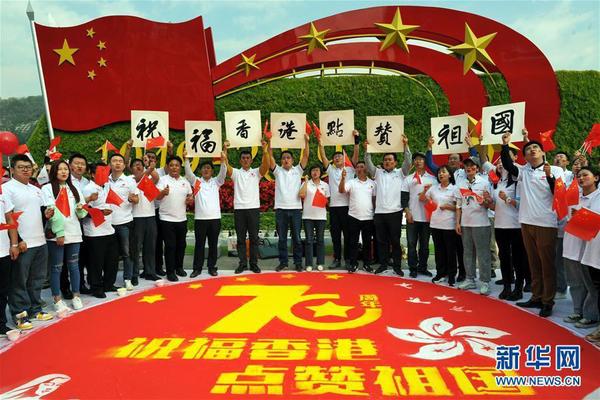 9月26日，在甘肅蘭州中山橋前，青聯(lián)委員參加“祝福香港·點(diǎn)贊祖國”活動(dòng)。新華社記者 范培珅 攝