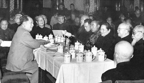 以毛澤東為核心的中國共產黨第一代中央領導集體，就人民政協(xié)的共同政治基礎、中國共產黨對統(tǒng)一戰(zhàn)線和人民政協(xié)的領導，人民政協(xié)的性質、任務和工作方針提出一系列獨創(chuàng)性的重要思想，闡明了人民代表大會成立后人民政協(xié)長期存在的必要性及其在國家政治生活中的地位和作用。毛澤東提出中國共產黨同各民主黨派長期共存、互相監(jiān)督的方針，確立了社會主義條件下我國多黨合作的基本格局。