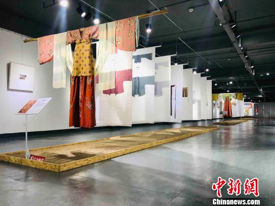 展覽現(xiàn)場展出的展品?！⌒煨■?攝