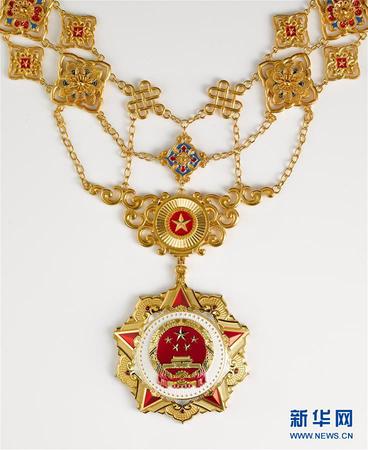 經(jīng)中共中央批準，中華人民共和國國家勛章和國家榮譽稱號頒授儀式將于9月29日上午10時在北京人民大會堂隆重舉行。 這是“共和國勛章”。 新華社發(fā)