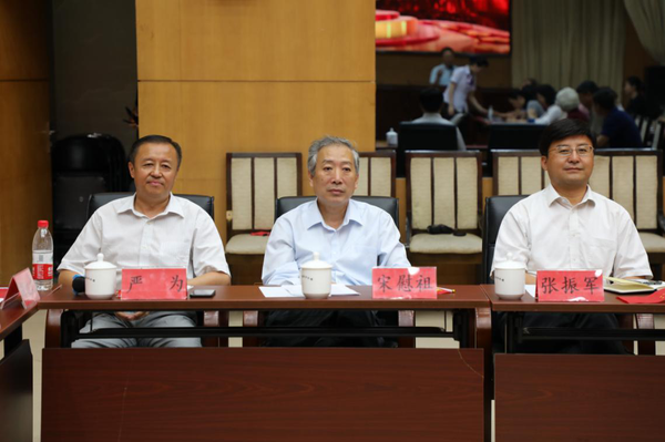民盟北京市委專職副主委宋慰祖（中），民盟北京市委副主委張振軍（右）、民盟北京市委秘書長(zhǎng)嚴(yán)為（左）出席發(fā)布會(huì)。民朝 攝影