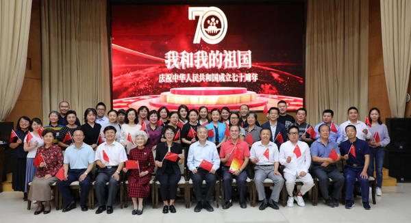 民盟北京市委與會(huì)領(lǐng)導(dǎo)表示，民盟北京市朝陽區(qū)委是一個(gè)團(tuán)結(jié)、奮斗、有為的大集體。民朝 攝影