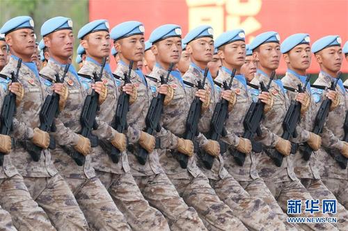 3 受閱官兵在閱兵訓(xùn)練場進(jìn)行訓(xùn)練（9月11日攝）。 慶祝新中國成立70周年閱兵舉行在即，記者日前在閱兵訓(xùn)練場采訪了解到，閱兵訓(xùn)練有條不紊推進(jìn)，各項準(zhǔn)備工作進(jìn)展順利。 新華社記者 李剛 攝