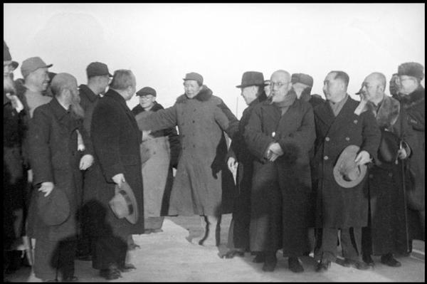3--1949年3月25日，許德珩（右一）、勞君展與北平各界群眾代表、民主人士熱烈歡迎中共中央、中國人民解放軍總部機(jī)關(guān)、毛澤東主席、朱德總司令從西柏坡遷至北平