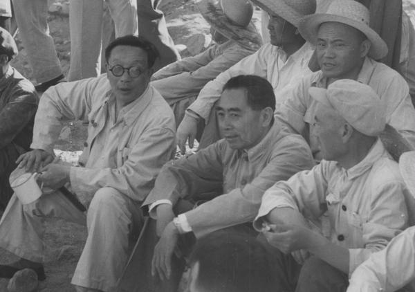 4--1958年5月，許德珩與全國政協(xié)周恩來主席一起在北京參加建設(shè)十三陵水庫的勞動(dòng)