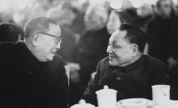 5--1981年2月5日在全國政協(xié)春節(jié)茶話會(huì)上，許德珩副主席與鄧小平主席互致節(jié)日問候