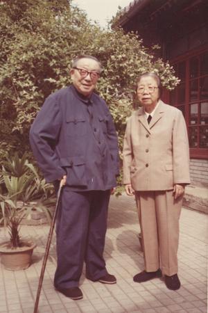 6--1983年5月，鄧穎超同志到許德珩先生家看望