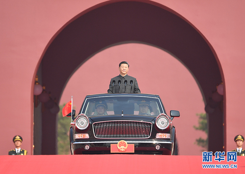 10月1日，慶祝中華人民共和國成立70周年大會在北京天安門廣場隆重舉行。中共中央總書記、國家主席、中央軍委主席習近平發(fā)表重要講話并檢閱受閱部隊。這是習近平乘坐檢閱車，經過金水橋，駛上長安街。 新華社記者 燕雁 攝