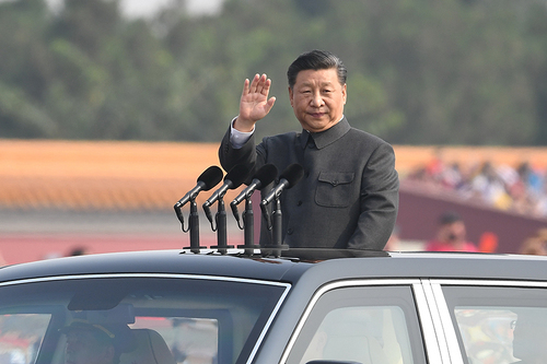 　10月1日，慶祝中華人民共和國成立70周年大會在北京天安門廣場隆重舉行。這是中共中央總書記、國家主席、中央軍委主席習近平檢閱受閱部隊。 新華社記者 燕雁 攝
