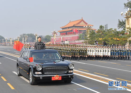 10月1日，慶祝中華人民共和國成立70周年大會在北京天安門廣場隆重舉行。這是中共中央總書記、國家主席、中央軍委主席習近平檢閱受閱部隊。 新華社記者 李濤 攝