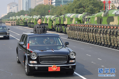 10月1日，慶祝中華人民共和國成立70周年大會在北京天安門廣場隆重舉行。這是中共中央總書記、國家主席、中央軍委主席習近平檢閱受閱部隊。 新華社記者 李濤 攝