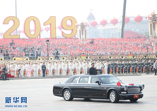 10月1日，慶祝中華人民共和國成立70周年大會在北京天安門廣場隆重舉行。這是中共中央總書記、國家主席、中央軍委主席習近平檢閱受閱部隊。 新華社記者 劉衛(wèi)兵 攝  jpg