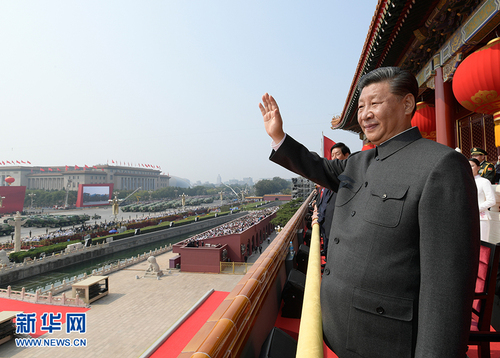 10月1日，慶祝中華人民共和國成立70周年大會在北京天安門廣場隆重舉行。中共中央總書記、國家主席、中央軍委主席習近平發(fā)表重要講話并檢閱受閱部隊。這是習近平在天安門城樓上。 新華社記者 李學仁 攝