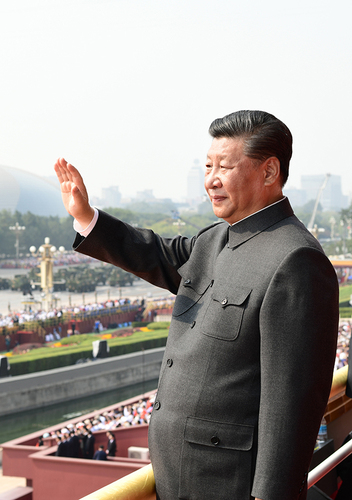 10月1日，慶祝中華人民共和國成立70周年大會在北京天安門廣場隆重舉行。中共中央總書記、國家主席、中央軍委主席習近平發(fā)表重要講話并檢閱受閱部隊。這是習近平在天安門城樓上。 新華社記者 謝環(huán)馳 攝