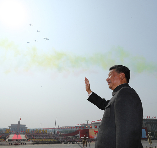 10月1日，慶祝中華人民共和國成立70周年大會在北京天安門廣場隆重舉行。中共中央總書記、國家主席、中央軍委主席習近平發(fā)表重要講話并檢閱受閱部隊。這是習近平在天安門城樓上。 新華社記者 鞠鵬 攝jpg