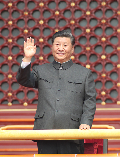 10月1日，慶祝中華人民共和國成立70周年大會在北京天安門廣場隆重舉行。中共中央總書記、國家主席、中央軍委主席習近平發(fā)表重要講話并檢閱受閱部隊。這是習近平在天安門城樓上。 新華社記者 黃敬文 攝