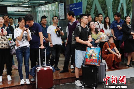 旅客從鐵路上海站出發(fā)前往自己的目的地?！∫罅⑶?攝