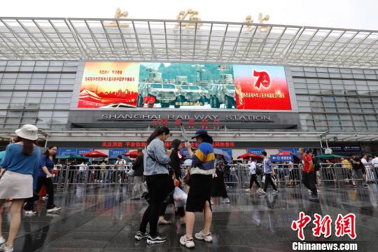 旅客從鐵路上海站出發(fā)前往自己的目的地?！∫罅⑶?攝