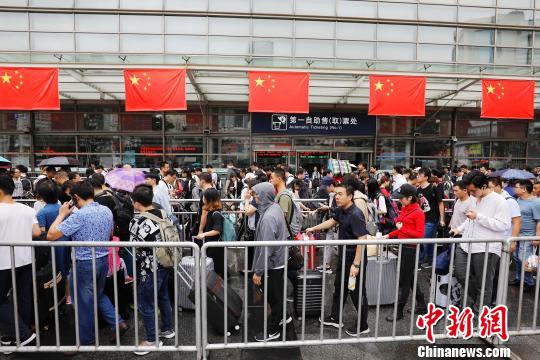 旅客從鐵路上海站出發(fā)前往自己的目的地?！∫罅⑶?攝