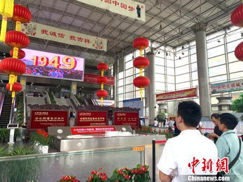 客商在義烏市場(chǎng)觀看國慶大閱兵直播 奚金燕 攝