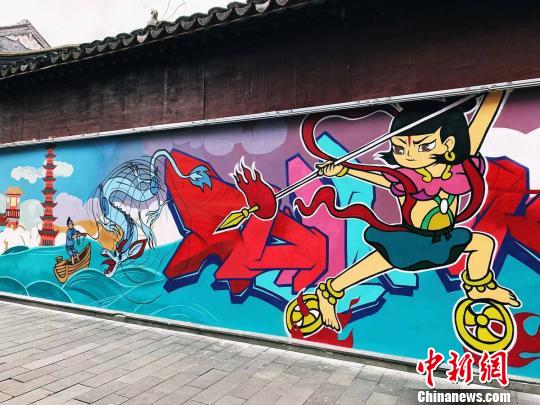 一個(gè)個(gè)靈動(dòng)鮮活的卡通形象出現(xiàn)在古色古香的上海豫園商圈?！】涤裾?攝