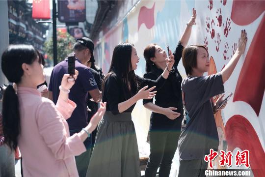 “網(wǎng)紅墻”除了運(yùn)用了大量知名動(dòng)畫(huà)IP之外，還特別突出了互動(dòng)性?！】涤裾?攝