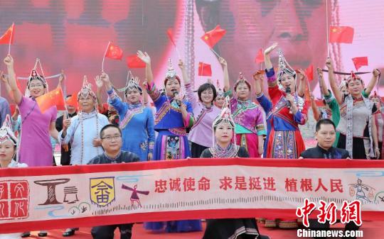 彩帶長度寓意1949年新中國成立，寬度寓意56個民族一家親 遂昌提供 攝