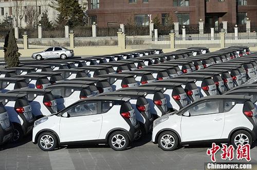 資料圖：集中停放的電動(dòng)汽車。
<a target='_blank' href='http://www.chinanews.com/'>中新社</a>記者 劉文華 攝