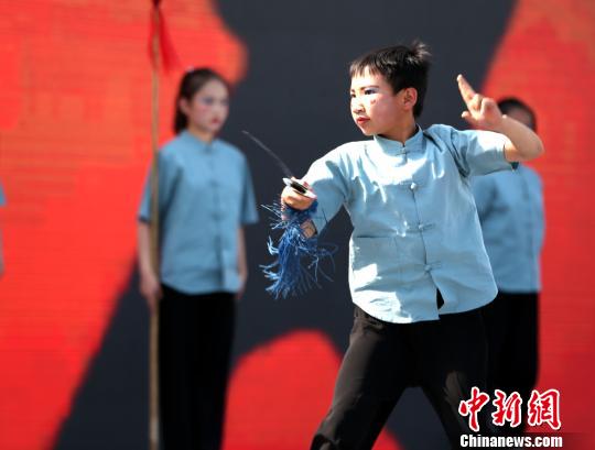 圖為武術(shù)表演。　張?zhí)砀?攝