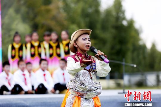圖為“花兒”演唱?！?zhí)砀?攝