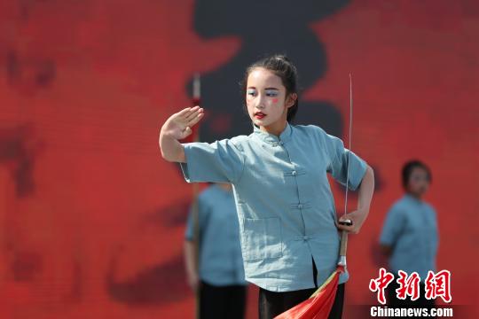 圖為武術(shù)表演?！?zhí)砀?攝