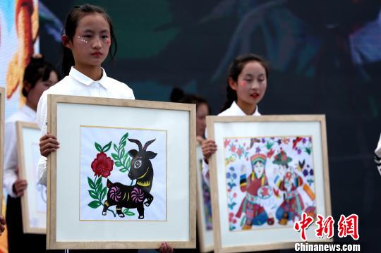 圖為國家級“非遺”項目堆繡作品?！?zhí)砀?攝