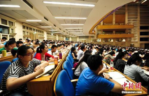 考生們參加考研培訓(xùn)班，備戰(zhàn)考研。中新社記者 張勇 攝