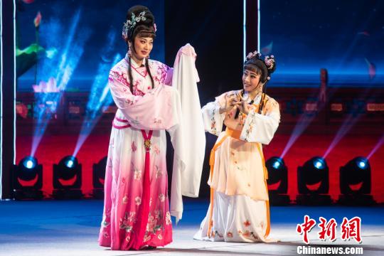 圖為瓊劇演出?！『閳?jiān)鵬 攝