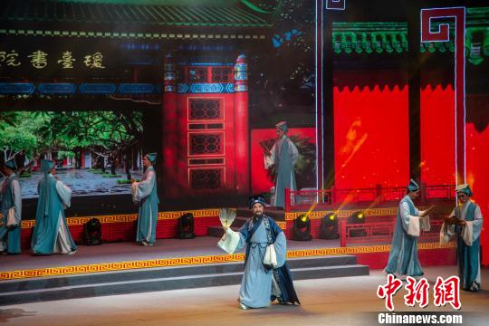 圖為瓊劇演出?！『閳?jiān)鵬 攝