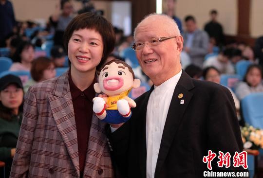 千葉徹彌(右)的到來(lái)吸引了很多喜歡他作品的年輕人前來(lái)?！°蟛?攝