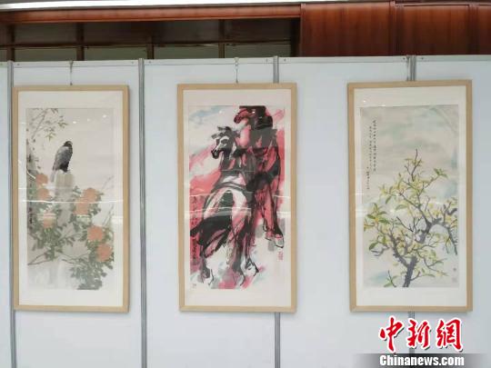 圖為中國書畫名家精品展展出的作品?！◆?shù)り?攝