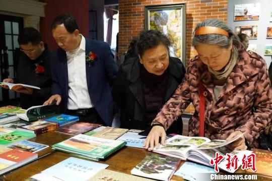 現(xiàn)場展出的朝鮮郵票、圖片、書籍作品?！埖さ?攝