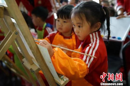 朝鮮油畫鑒賞講座讓南北小游客們體驗親手描繪朝鮮主題油畫的樂趣?！埖さ?攝